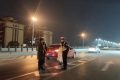 汽車沒油拋錨橋面，漢中交警蜀黍推車施救!縮略圖
