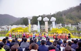 2025年全國(guó)春季“村晚”示范展示暨陜南民歌實(shí)景劇《風(fēng)起巴山》首演火熱進(jìn)行中！縮略圖